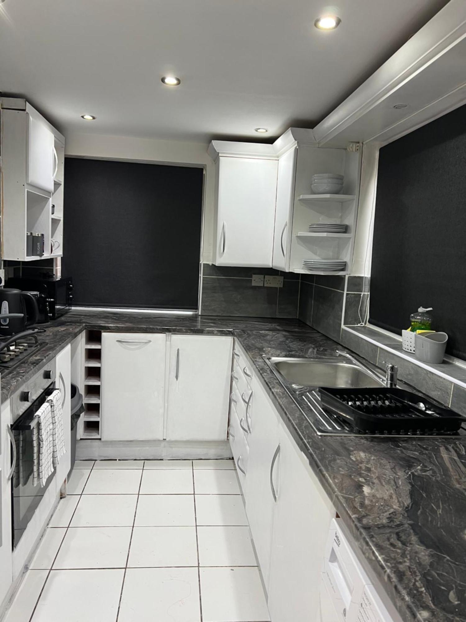 Lausory King Bed Living Your Luxe Home Away Nottingham Esterno foto