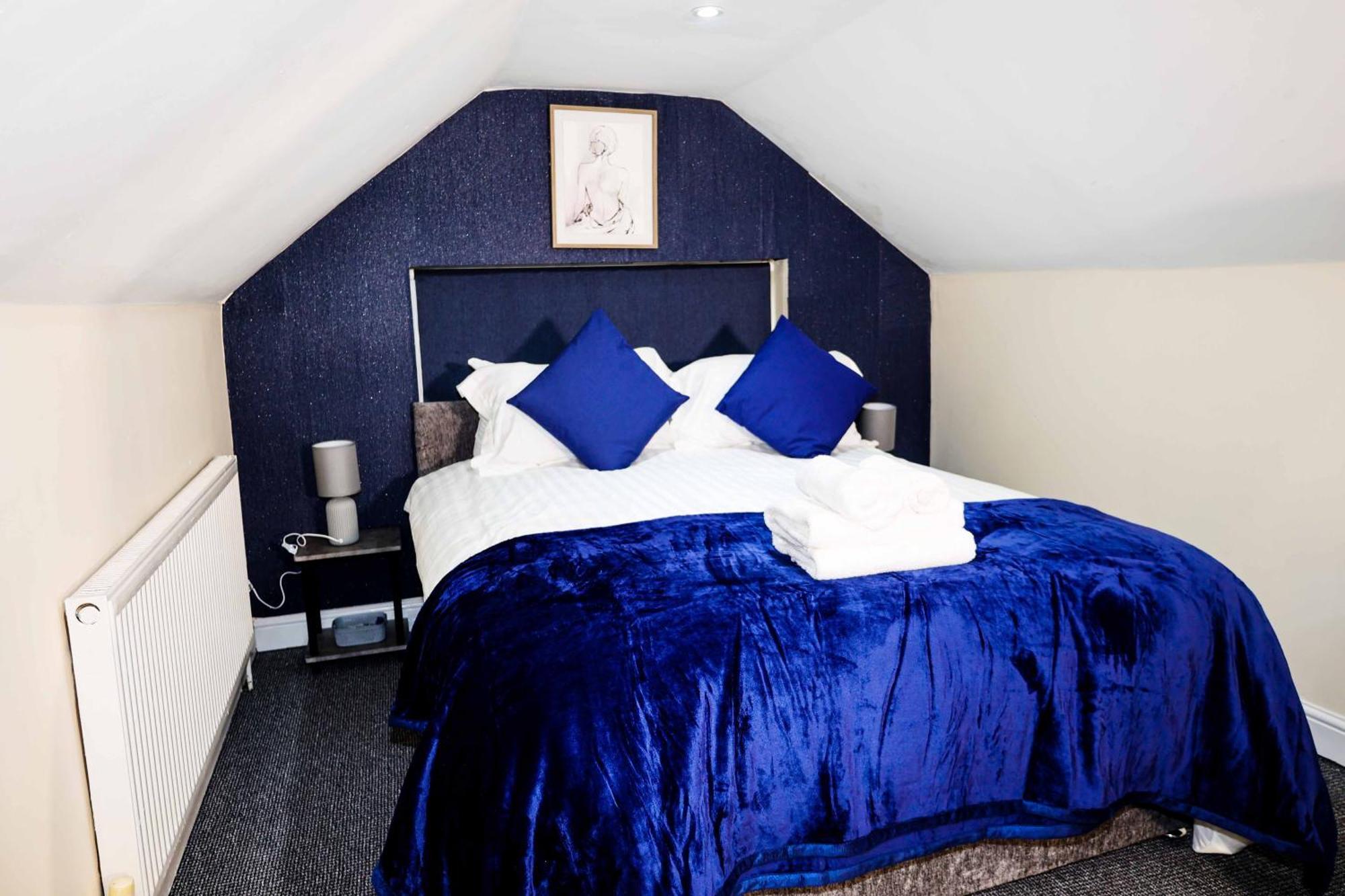 Lausory King Bed Living Your Luxe Home Away Nottingham Esterno foto