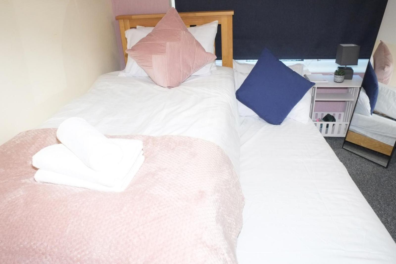 Lausory King Bed Living Your Luxe Home Away Nottingham Esterno foto