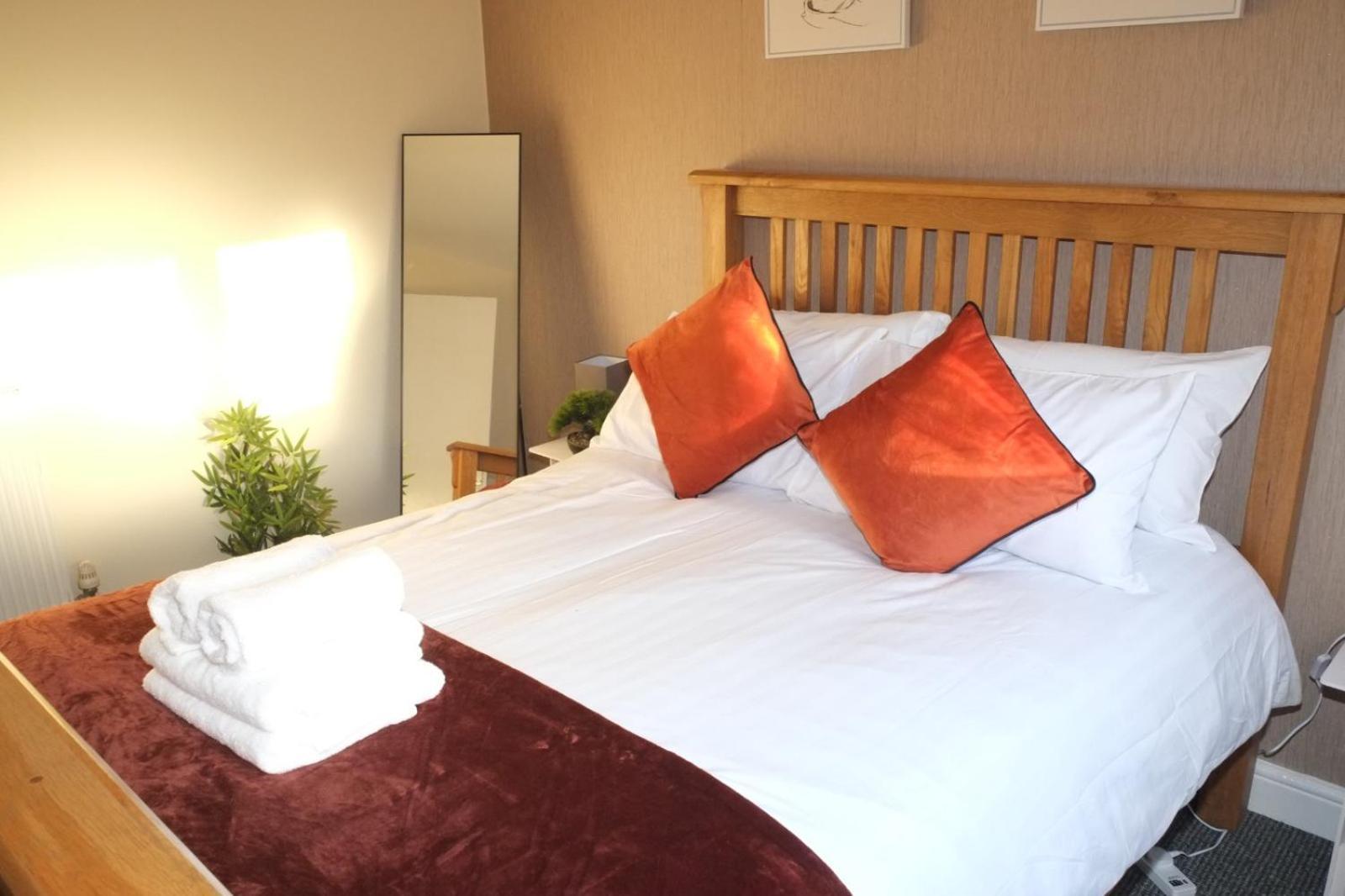 Lausory King Bed Living Your Luxe Home Away Nottingham Esterno foto