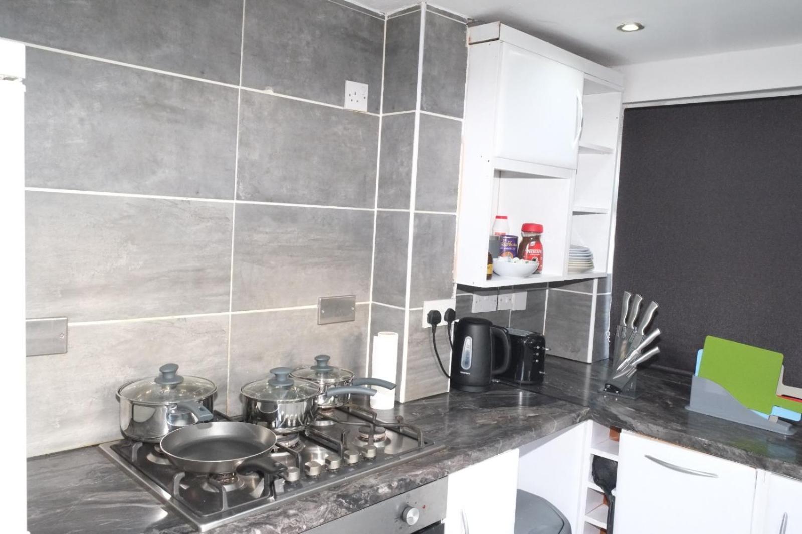 Lausory King Bed Living Your Luxe Home Away Nottingham Esterno foto